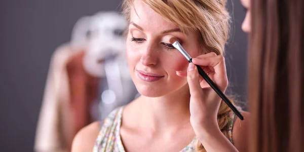 Artista fazendo profissional compõem de mulher — Fotografia de Stock