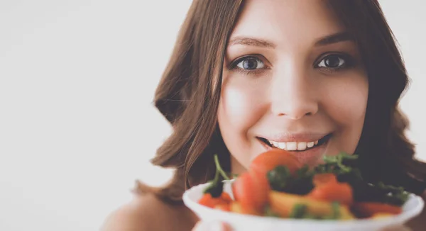 Retrato de una joven sonriente con ensalada de verduras vegetarianas — Foto de Stock