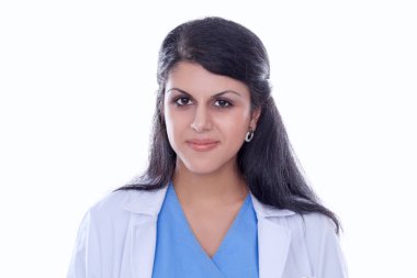 Beyaz arka planda duran pano ve steteskoplu genç doktor ya da doktor.