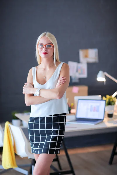 Retrato de uma empresária madura profissional executiva sentada no escritório — Fotografia de Stock