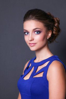 Güzel bir genç kadın profesyonel makyaj stüdyo çekim.