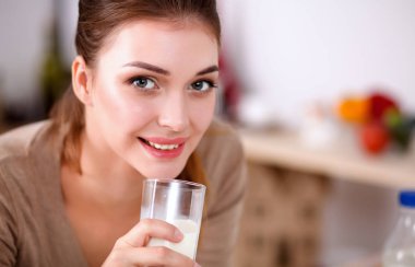 Gülümseyen çekici kadın kahvaltı mutfak iç. Gülümseyen çekici kadın.