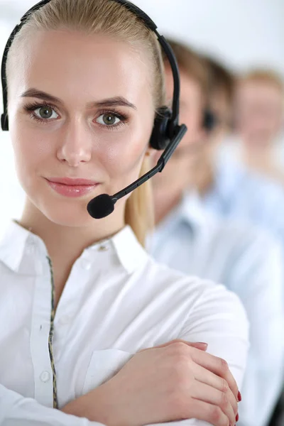 Atractivos jóvenes empresarios y colegas positivos en una oficina de call center. Empresarios — Foto de Stock