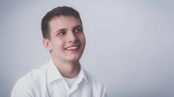 Portret van de jonge man die lacht geïsoleerd op grijze achtergrond — Stockfoto