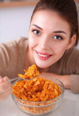 Gülümseyen çekici kadın kahvaltı mutfak iç. Gülümseyen çekici kadın.