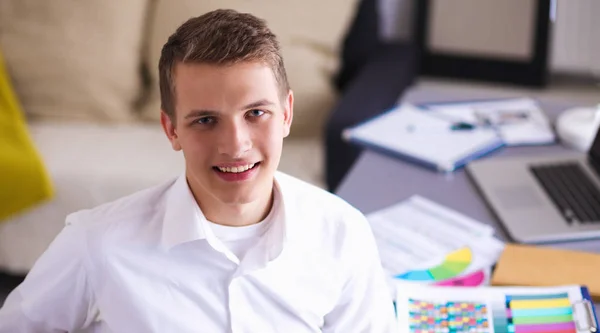 Lächelnder Geschäftsmann mit Ordner im Büro — Stockfoto