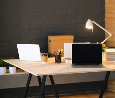 Ofis işyeri dizüstü bilgisayar ile ve ahşap masa