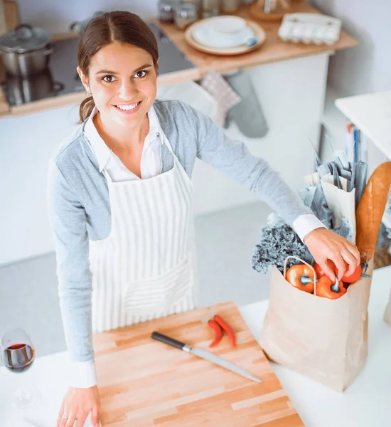 Femme faisant des aliments sains debout souriant dans la cuisine — Photo