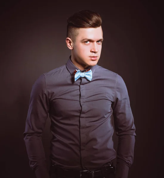 スタジオ ファッション ポートレート若い男 — ストック写真