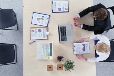 Oturma ve iş toplantısında tartışırken iş adamları. İş adamları .