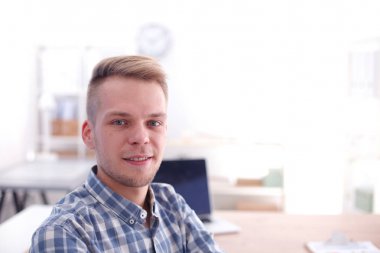 İş adamları ofiste görüştüler.