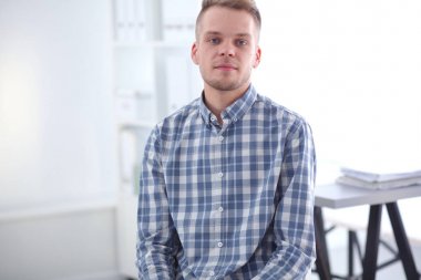 İş adamları ofiste görüştüler.