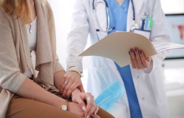 Doktor ve hasta masada otururken bir şey tartışıyorlar. Tıp ve sağlık hizmetleri kavramı. Doktor ve hasta.