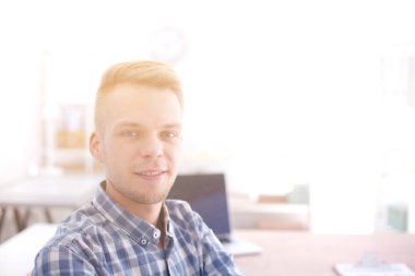 İş adamları ofiste görüştüler.