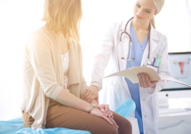 Doktor ve hasta masada otururken bir şey tartışıyorlar. Tıp ve sağlık hizmetleri kavramı. Doktor ve hasta.
