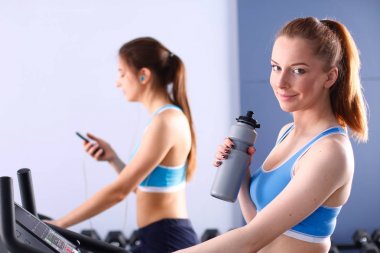 Bir grup insan üzerinde eğitmenler egzersiz jimnastik salonu. insanlar vasıl jimnastik salonu