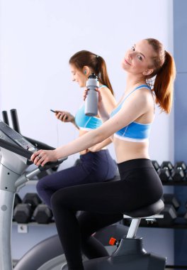 Bir grup insan üzerinde eğitmenler egzersiz jimnastik salonu. insanlar vasıl jimnastik salonu