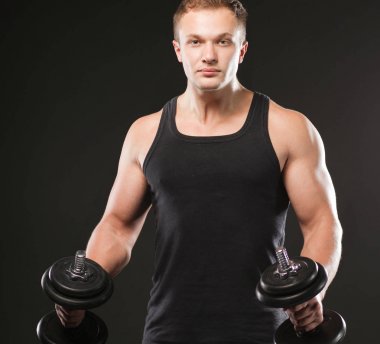 yakışıklı kaslı adam dumbell ile çalışma dışarı