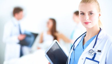 Kadın doktor hastanede dosyayla bekliyor. 