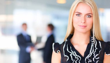 Bir klasörde elleri ile ön planda duran iş kadın