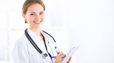 Kadın doktor hastanede dosyayla bekliyor. 