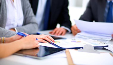 İş adamları iş toplantısında, ofiste oturup tartışıyorlar.