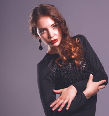 Siyah elbiseli, akşam makyajlı güzel bir kadın.