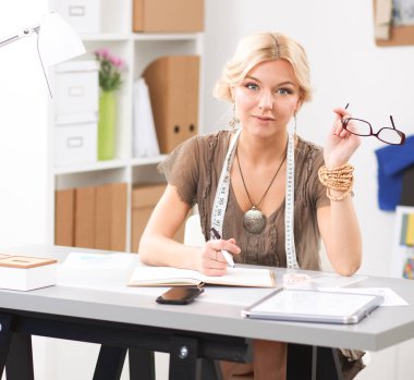 Stüdyoda çalışan genç moda tasarımcısı.