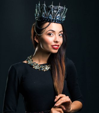 Taçlı güzel kız.