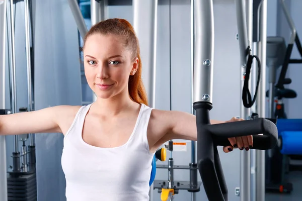 Beautiful girl at the gym exercising on trainers. Beautiful girl — Stock Photo, Image
