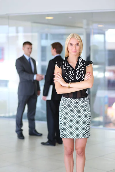 オフィスでフォア グラウンドに立ってビジネス女性 . — ストック写真