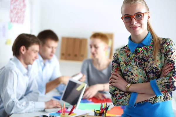 Retrato de una atractiva diseñadora en la oficina. Diseñadora femenina —  Fotos de Stock