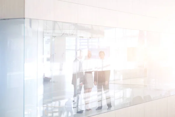 Zakenvrouw permanent op voorgrond in office . — Stockfoto