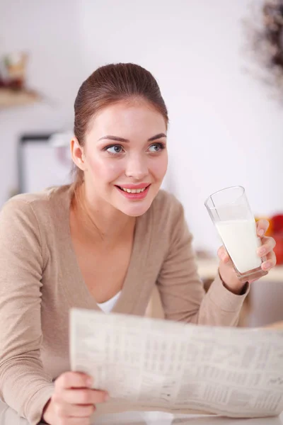 Mujer atractiva sonriente desayunando en el interior de la cocina. Mujer atractiva sonriente . —  Fotos de Stock