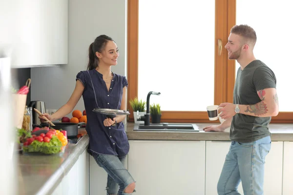 Пара приготовления пищи вместе на кухне у себя дома — стоковое фото