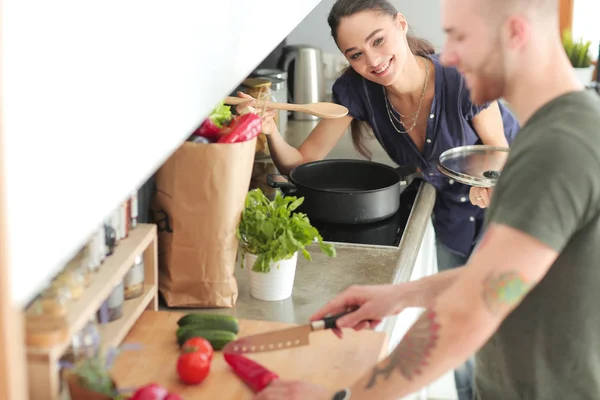 Pareja cocinando juntos en su cocina en casa —  Fotos de Stock