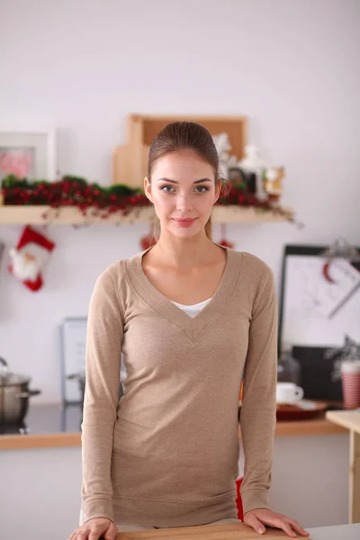 Lachende aantrekkelijke vrouw ontbijten in keuken interieur. Lachende aantrekkelijke vrouw. — Stockfoto