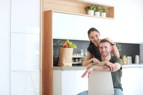 Hübsch jung pärchen ist having spaß im küche bei zuhause — Stockfoto