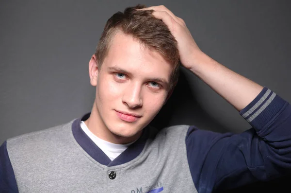 Portrait of a young man on black background.portrait of a young man. — Stock Photo, Image