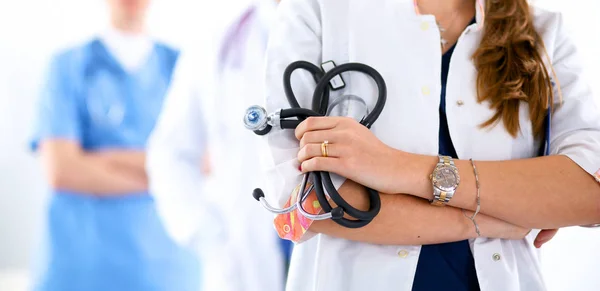 หมอผู้หญิงยืนด้วยสเตโตสโกปที่โรงพยาบาล — ภาพถ่ายสต็อก