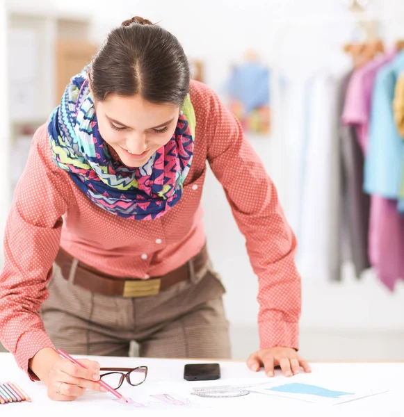 Junge Modedesignerin arbeitet im Atelier. — Stockfoto