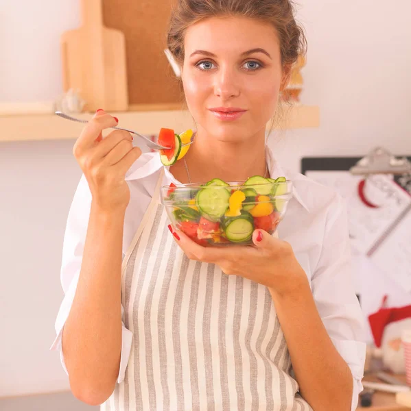 Jeune femme manger de la salade fraîche dans la cuisine moderne — Photo