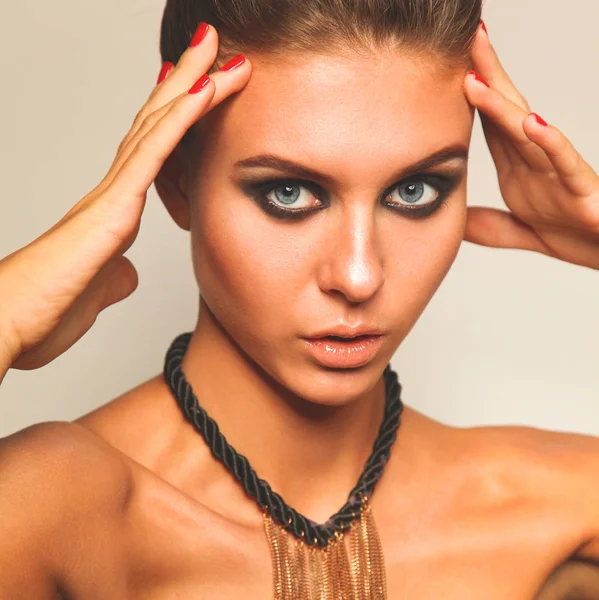 Retrato de una hermosa mujer con collar, aislado sobre fondo blanco —  Fotos de Stock