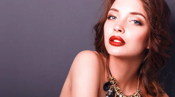 Hermosa mujer con maquillaje de noche en vestido negro — Foto de Stock