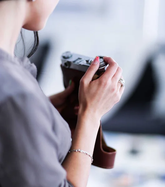 Kvinna sitter på en soffa i hennes hus med kamera — Stockfoto