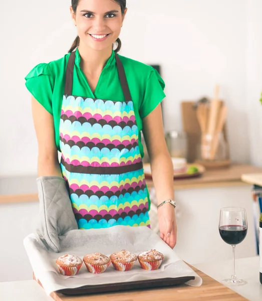 Vrouw bakt taarten in de keuken. — Stockfoto