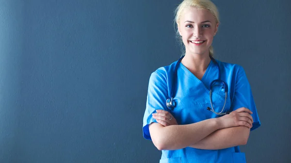 Jonge arts vrouw met stethoscoop geïsoleerd op grijze achtergrond — Stockfoto