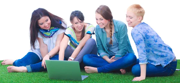 Gruppen av unga studenter använda laptop tillsammans — Stockfoto