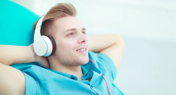 男人戴着耳机在家里听音乐 — 图库照片