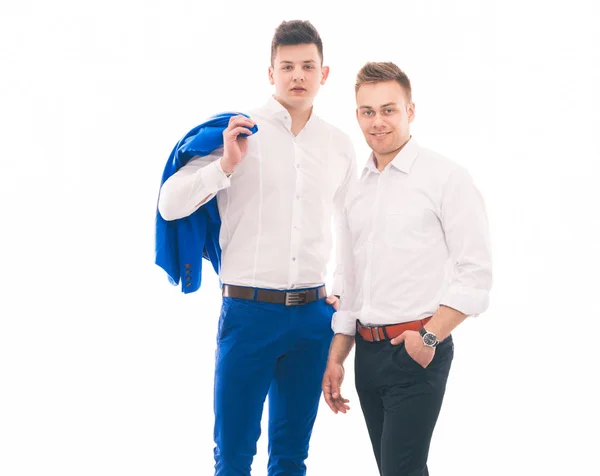 Giovani due uomini in piedi, isolati su sfondo bianco — Foto Stock